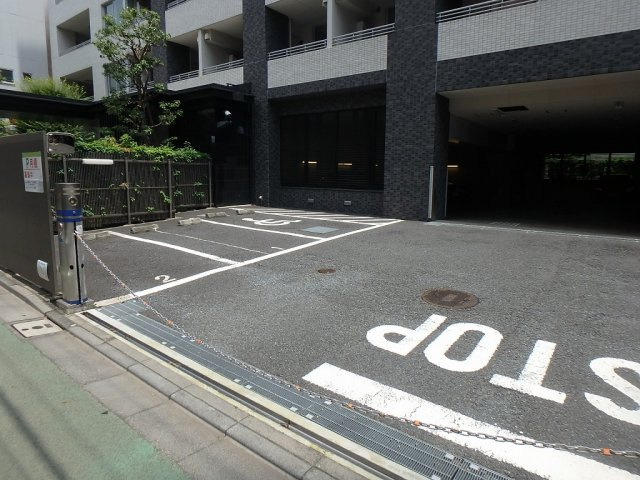 メゾンカルム本郷の駐車場