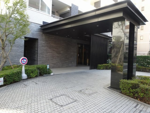 メゾンカルム本郷のエントランス