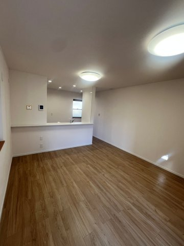 草加市北谷二丁目戸建の居間・リビング