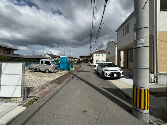 Adoble+アドブル＋小倉南区若園2丁目4期　【小倉南区　新築戸建て】の前面道路含む現地写真|現地撮影　2025,10,20　Adoble+アドブル＋小倉南区若園2丁目4期　【小倉南区　新築戸建て】