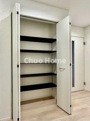 【玄関】 | 葛飾区西水元6丁目新築分譲住宅 | 【玄関】玄関には大型のシューズクローゼットを設置しておりますのでいつでもスッキリりとした空間を保てます。玄関周りを清潔に使うのはとても大事なことですよね。