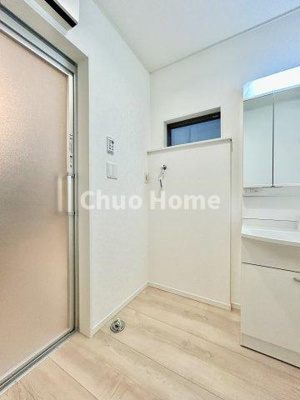 【ランドリースペース】 | 葛飾区西水元6丁目新築分譲住宅 | 【ランドリースペース】担当者がスケールを持ち歩いておりますので、ご見学時には現在お使いの洗濯機などがきちんと収まるかなどもチェックして下さい。見学前に測っておくと非常に便利だと思います。