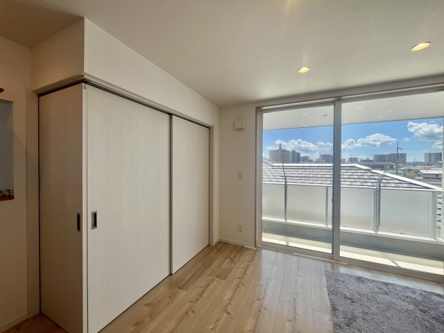 【居間・リビング】 | 北区中仙道1丁目 | 3階：大きな掃き出し窓から、たっぷりと陽が入り気持ちの良いリビング空間です。