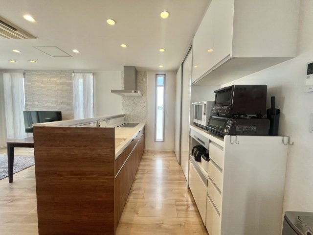 【キッチン】 | 北区中仙道1丁目 | 3階：カウンターキッチン。リビング全体を見渡しなら作業が出来るが嬉しいですね。
IHなので家事の心配もありません。