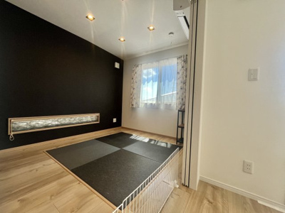 【和室】 | 北区中仙道1丁目 | 3階：フローリングの一部分を畳コーナーにしています。畳があると落ち着いた雰囲気になります。