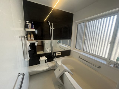 【浴室】 | 北区中仙道1丁目 | ２階：日当たりが良く明るい浴室です。すりガラスなので外から見えにくくなっています。
横長の鏡がポイントです。