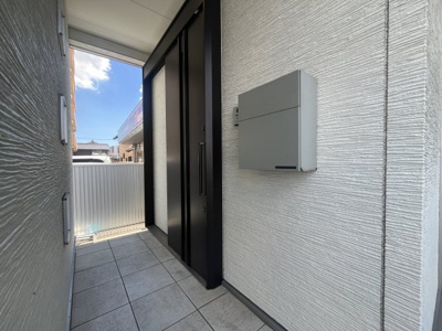 【玄関】 | 北区中仙道1丁目 | 外から見た玄関になります。
屋根があるので雨の日は濡れずに中へ入れます。