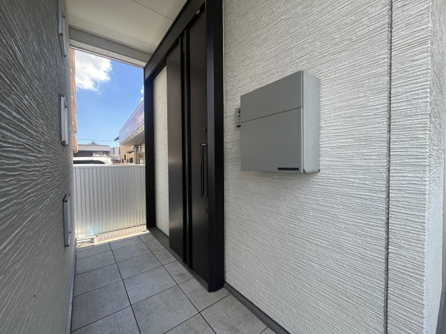 【玄関】 | 北区中仙道1丁目 | 外から見た玄関になります。
屋根があるので雨の日は濡れずに中へ入れます。