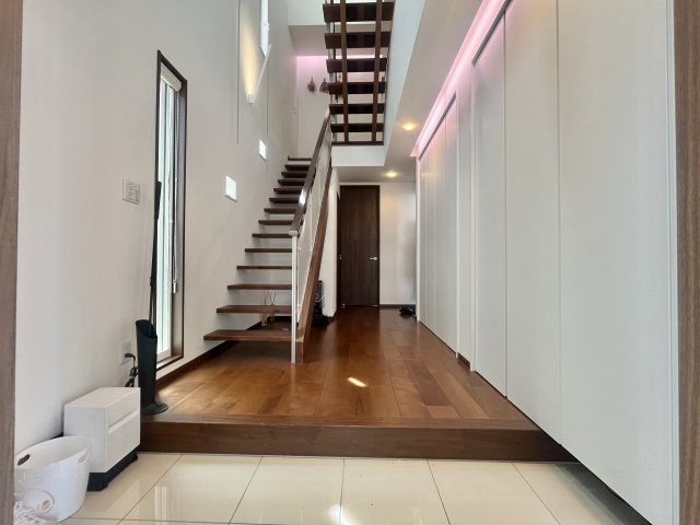 【玄関】 | 北区中仙道1丁目 | 玄関を開けて中に入れば、天井吹抜けとシースルー階段があります。
とても開放感のあるエントランスです。