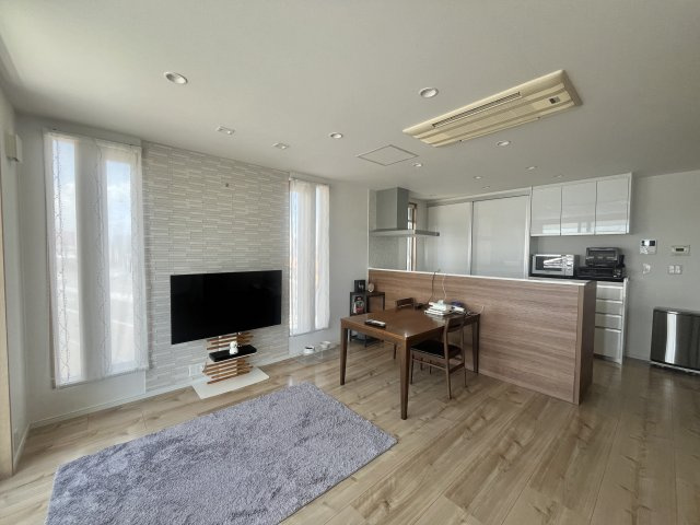 【居間・リビング】 | 北区中仙道1丁目 | 3階：リビングダイニング・16帖
エコカラットがお洒落のワンポイントとなっています。