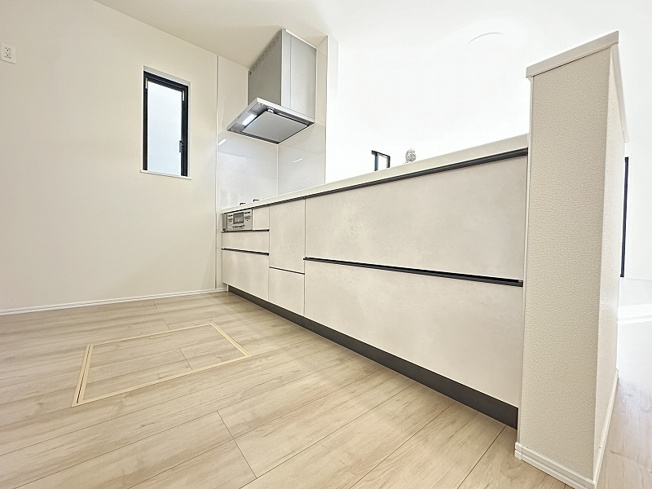 【外観】 | 新座市畑中2丁目　新築一戸建住宅　全1棟　(丸井志木店) | 現地(2025年11月撮影)／家族を近くに感じるリビングイン階段を採用。家族間のコミュニケーションが自然と生まれます。