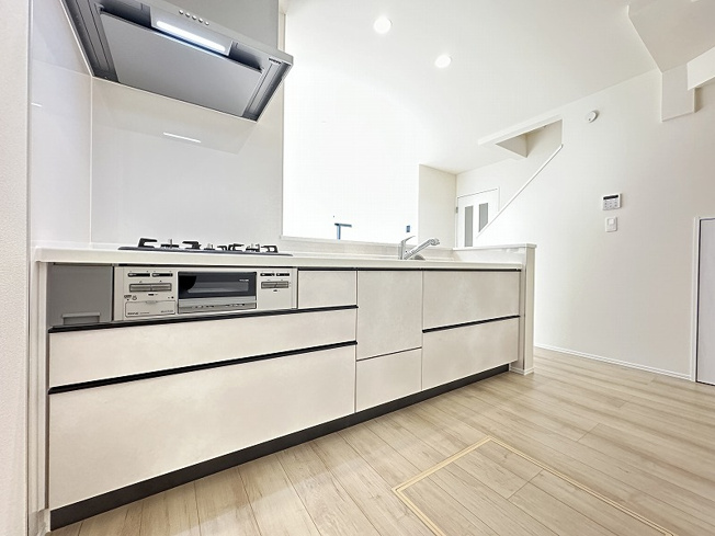 【外観】 | 新座市畑中2丁目　新築一戸建住宅　全1棟　(丸井志木店) | 現地(2025年11月撮影)／2部屋から出入り可能なバルコニーは洗濯や布団干しにも便利です。