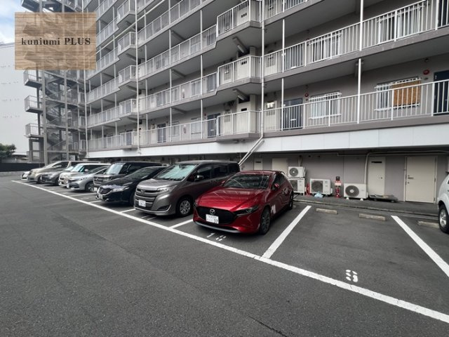 シャルム京橋の駐車場