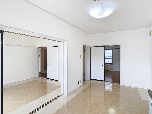 ガーデンコート篭田の居間・リビング