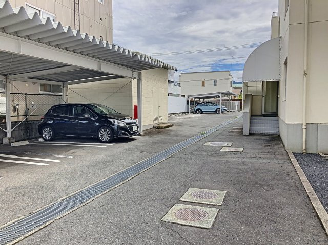 ガーデンコート篭田の駐車場