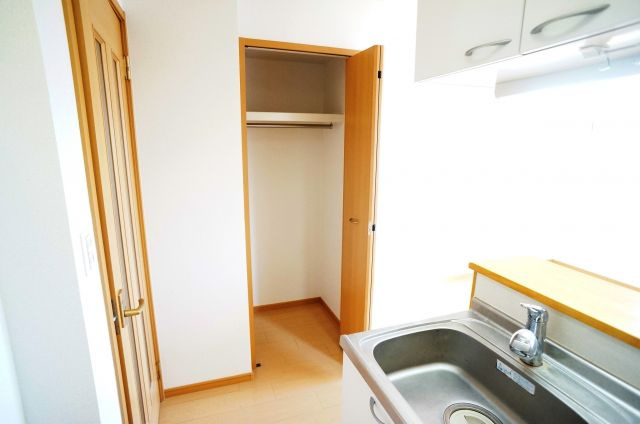 ウエストイリーデⅡの収納|キッチン横の収納です。コートかけとしても活躍！
