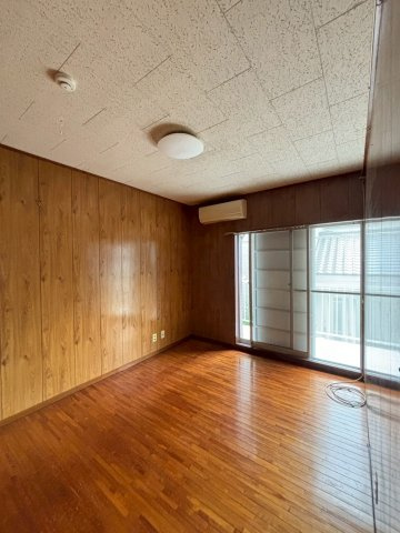 コンパクトで使いやすい洋室です