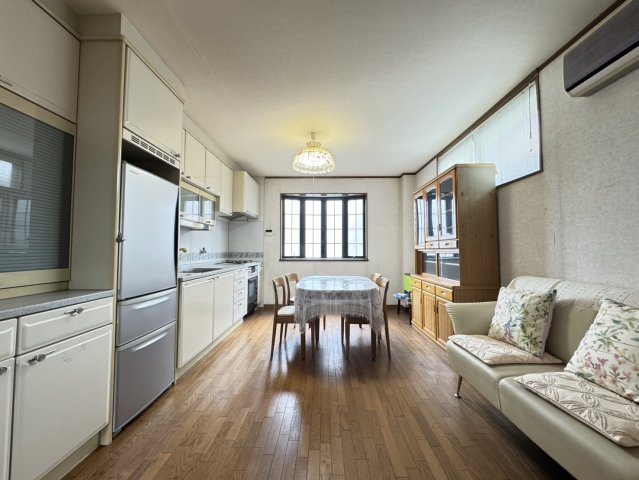 若菜通6丁目戸建の居間・リビング