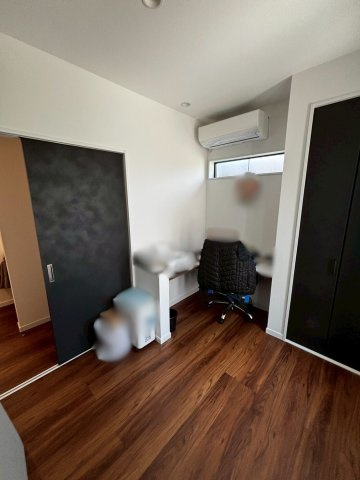 泉佐野市日根野戸建のその他|4.1帖の納戸です。L字デスク付きなので、書斎や仕事部屋に最適です。