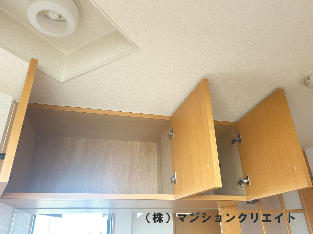 プチアベニュー高木の収納|玄関の上の吊戸棚