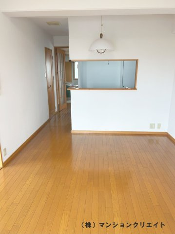 プチアベニュー高木の居間・リビング|リビングから見たキッチン