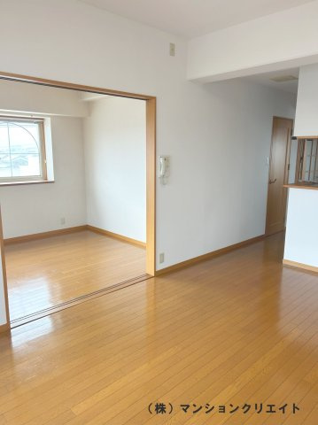 プチアベニュー高木の居間・リビング|リビングから見た洋室5.0帖