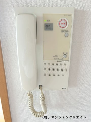 プチアベニュー高木の防犯設備|リビングにあるインターホン