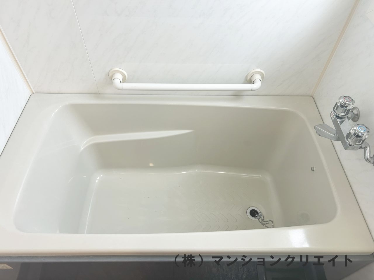 プチアベニュー高木の浴室|手すり付き浴槽