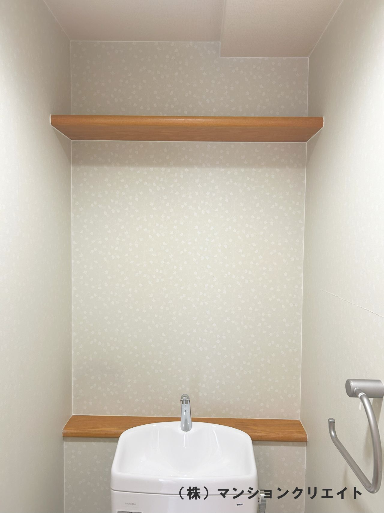 プチアベニュー高木の収納|トイレ内の上部と背面に棚が付いています