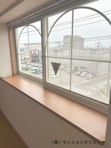 プチアベニュー高木の洋室|洋室6.1帖の西側の出窓