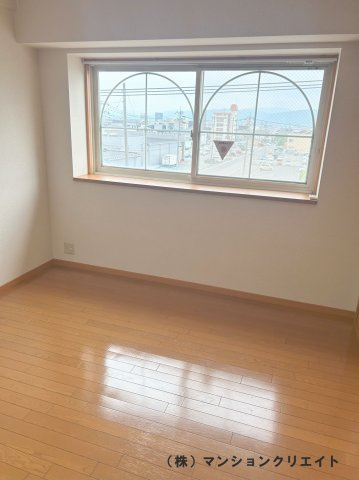 プチアベニュー高木の洋室|洋室5.0帖の西側の出窓