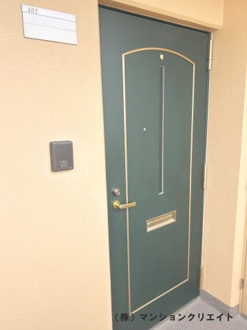 プチアベニュー高木の玄関|外玄関です　オレンジの壁に深緑の扉が映えますね