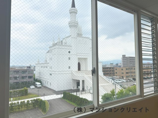 プチアベニュー高木の展望|共用廊下からローズガーデンの大聖堂が見えます