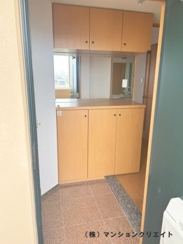 プチアベニュー高木の玄関|玄関扉を開けるとシューズボックスが正面に見えます