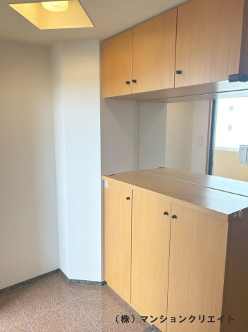 プチアベニュー高木の玄関|シューズボックスは真ん中が鏡張りで飾り棚仕様になっています