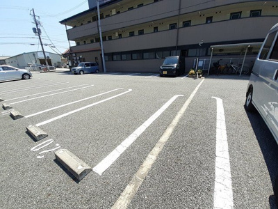 【駐車場】 | フィオーレ西庄Ａ | 駐車場に車を止められます