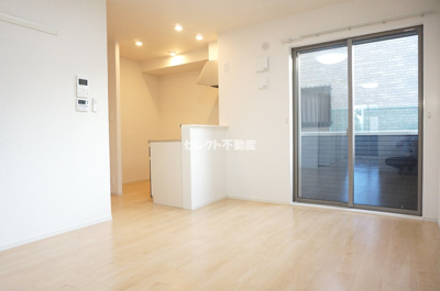 【居間・リビング】 | シャンゼリゼ | こちらの居間で趣味の時間をお楽しみください