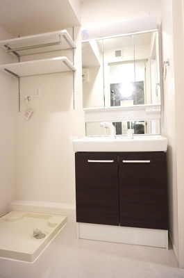 【洗面所】 | シャンゼリゼ | 【シャンゼリゼ】スペースが確保できる洗面所です