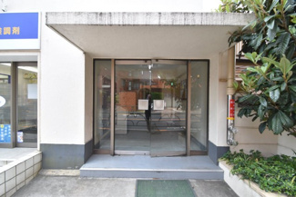 【エントランス】 | お客様を、そして住人を出迎えてくれるマンションのエントランス。ゴミが落ちていないことからも、管理状態の良さや住民の節度の高さが見て取れます。～即日のご見学可能～　お問合せはお気軽にどうぞ。
