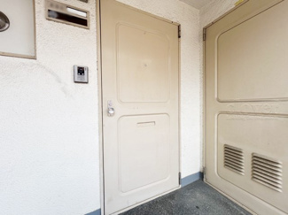 【その他共用部分】 | 皆様をお迎えする、お部屋の玄関ドア。開けやすさや開放角度、ドアノブの操作しやすさや鍵の形状などを、現地で一度ご確認ください。～即日のご見学可能～　お問合せはお気軽にどうぞ。