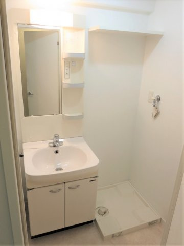 エンクレスト博多駅前Ⅲの洗面所|明るい洗面所です