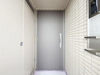 【その他共用部分】 | 皆様をお迎えする、お部屋の玄関ドア。開けやすさや開放角度、ドアノブの操作しやすさや鍵の形状などを、現地で一度ご確認ください。～即日のご見学可能～　お問合せはお気軽にどうぞ。