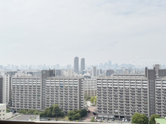 【展望】 | 眼前に広がる空の雄大さと、このお部屋の自慢の一つである「眺望」をご覧ください。毎日、この景色を独り占めできる新生活に夢が広がります。～即日のご見学可能～　お問合せはお気軽にどうぞ。