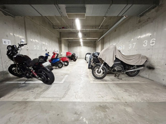 【駐車場】 | バイク置き場。空き区画の有無や駐輪料金、サイズおよび排気量規定などについては、改めてお問い合わせください。～即日のご見学可能～　お問合せはお気軽にどうぞ。
