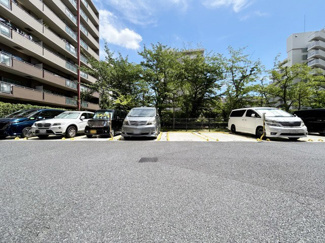 【駐車場】 | マンションの駐車場スペース。空きの有無や駐車料金、サイズ規定などについては、改めてお問い合わせください。～即日のご見学可能～　お問合せはお気軽にどうぞ。
