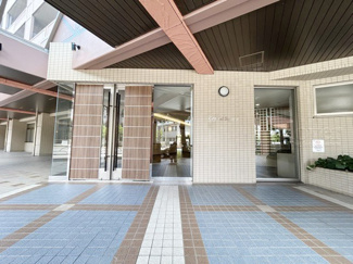 【エントランス】 | オートロックを備えた、マンションのエントランス。やはりセキュリティの観点は欠かすことができません。皆様を“安全”に送り出し、出迎えてくれます。～即日のご見学可能～　お問合せはお気軽にどうぞ。