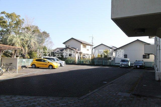 グリーンコーポ早水の駐車場|駐車場があるので、車を買う予定の方も安心です