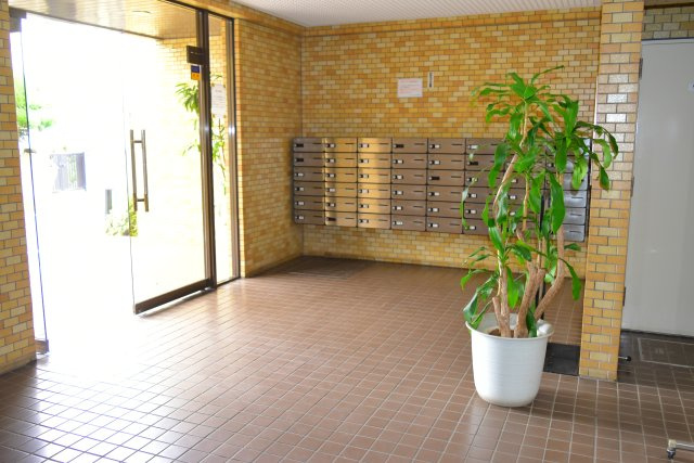 昭島市美堀町５丁目の中古マンションのエントランス