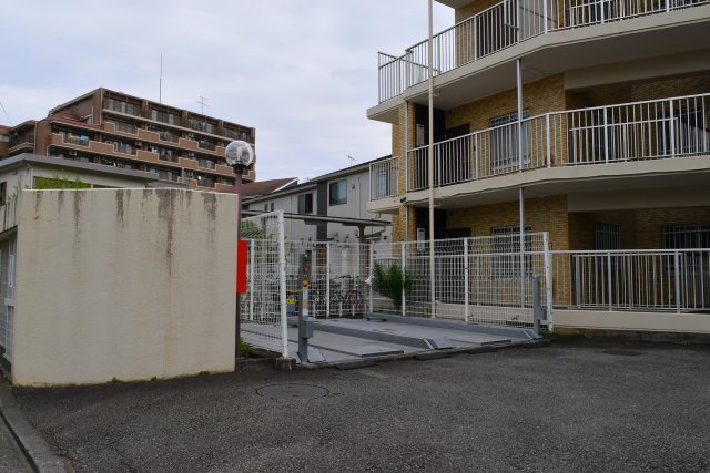昭島市美堀町５丁目の中古マンションの駐車場