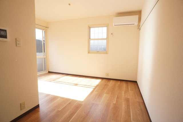 プチ・メゾン仁川の居間・リビング